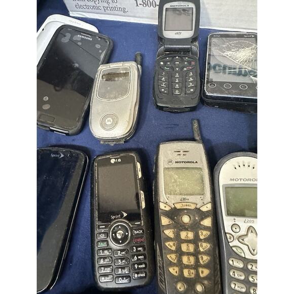 cell phones Lot of 16 older models in need of repair for parts or repair - - Picture 4 of 12